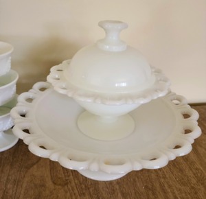 lot 18 image: Lot of Milk Glass Items