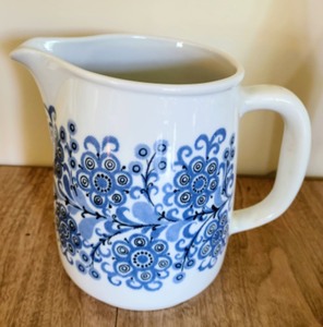 lot 40 image: Decorative Decor