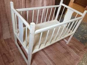 lot 98 image: Vintage Toy Crib