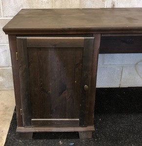 lot 26 image: Desk
