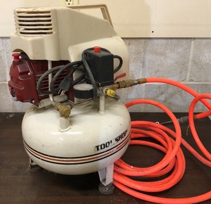 lot 28 image: Tool Shop Air Compressor and 4 Jacks