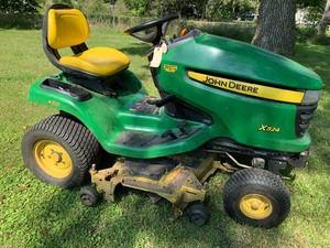 lot 5 image: John Deere Riding Lawn Tractor (X324)