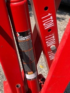 lot 4 image: Engine Hoist