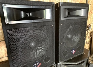 lot 15 image: Pair of Peavey Large Floor Speakers plus Extra Speakers