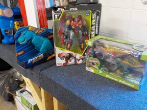 lot 77 image: Dinosaur Collection...