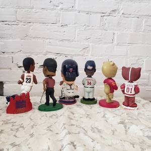 lot 76 image: Sport Fan Bobble Head Collection