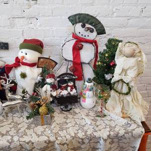 lot 78 image: Happy Holidays Winter Decorations Collection