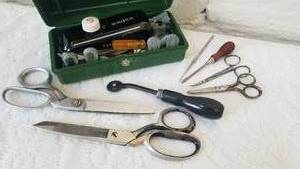 lot 113 image: Vintage Sewing Accessories