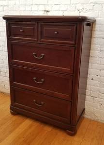 lot 5 image: Mahogany 4 Drawer Dresser by Smartstuff Furniture
