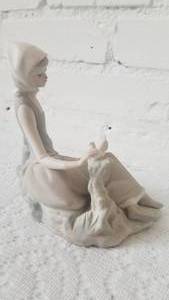 lot 81 image: Vintage Lladro Shepherdess Girl with Dove Figurine #4660. Matte finish.