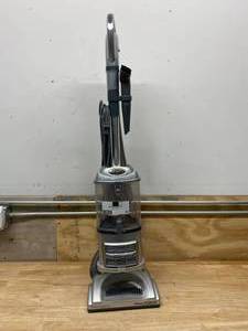 lot 84 image: SHARK Navigator Lift-Away DLX Vacuum Cleaner