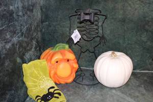 lot 79 image: Halloween Decor