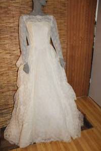 lot 7 image: Vintage Layered Lace Antique White Wedding Dress