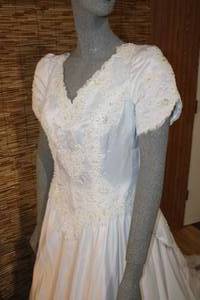 lot 9 image: Alfred Angelo White Wedding Dress
