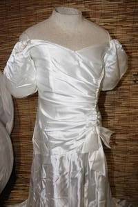 lot 24 image: White Semi-Formal Dress Size 56