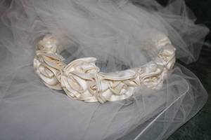 lot 14 image: Antique White Wedding Crown wDetachable Veil