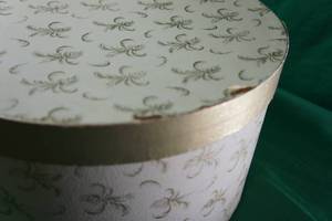 lot 136 image: Bygone Times Hatbox with Rope Handle