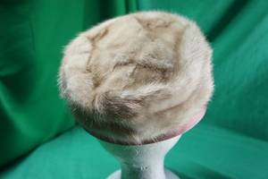 lot 80 image: Vintage Darcel Exclusives Blonde Mink PillBox Hat
