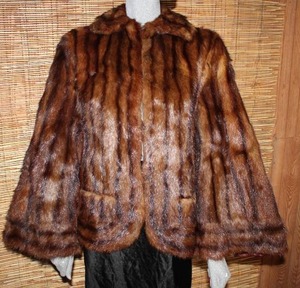 lot 1 image: Magnificent Mink 1940s Fur CapeJacket SM
