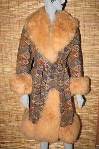 lot 3 image: Beautiful Brocade wAlpaca Fur Trim Long Coat 8-10