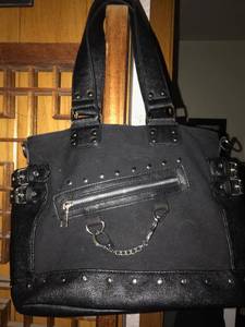 lot 139 image: Vera Bradley Makeup Bag and Black Purse