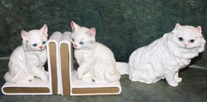 lot 159 image: Lefton White Kitten Bookends #H518 & White Persian Figurine