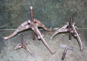lot 22 image: Lot of Bearing Pullers