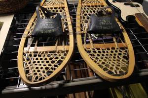 lot 24 image: Super Stride Dinders 10 x 66 Snow Shoes