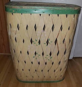 lot 32 image: Vintage Hawkeye Basket Woven Hamper