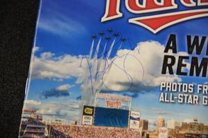 lot 36 image: Minnesota Twins Program Kurt Suzuki Autograph