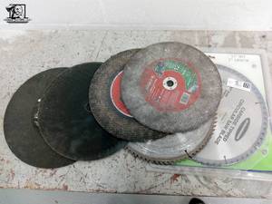lot 173 image: 12  Carbide Tip Saw Blade and 5 12 Masonry Cutting Blades