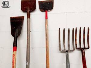 lot 198 image: 2 Digging Forks, 3 Hoes