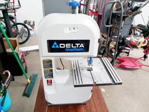 lot 134 image: DELTA BS100 Shopmaster 9-Inch Bench Top Band Saw