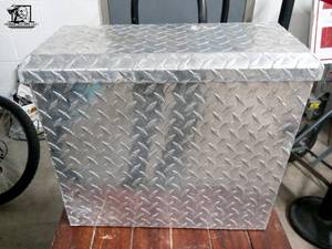 lot 148 image: Metal side case with keys