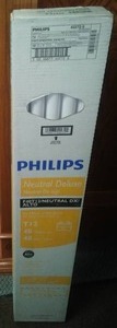lot 31 image: 10 pack Philips 48 in. T12 bulbs 40 watts.