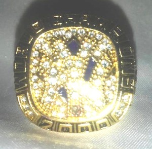 lot 50 image: New York Yankees World Series Ring 2000. Derek Jeter