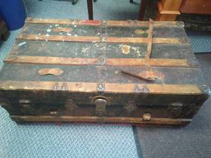 lot 60 image: Chest, Steamer Trunk Antique, Nice condition
