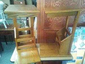 lot 63 image: 2 Oak Matching end tables