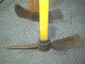 lot 84 image: Outdoor tools