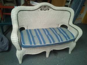 lot 168 image: Wicker Loveseat & reversible Pad