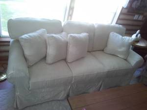 lot 204 image: Like New Broyhill White Sofa