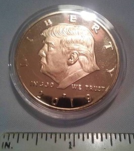 lot 197 image: Trump Gold Color Coin, Presidential seal