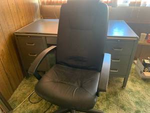 lot 11 image: 6 Drawer Desk & Chair