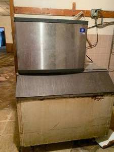 lot 63 image: Manitowoc Ice Machine 42 wide 60 tall