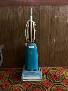lot 83 image: Riccar 8850 Vacuum Cleaner