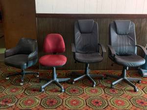 lot 84 image: Lot of 4 Rolling Chairs