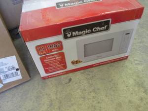 lot 159 image: Magic Chef 1.1 cu ft 1000 watt Whit...