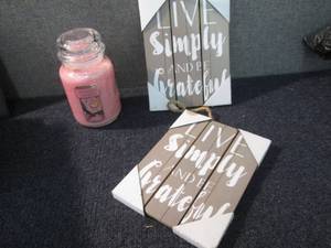 lot 277 image: Yankee Candle, 2 Dcor items...