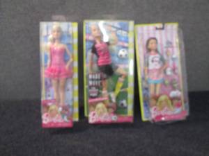 lot 318 image: 3 Assorted Barbies...