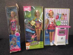lot 338 image: 3 Barbies Y2...